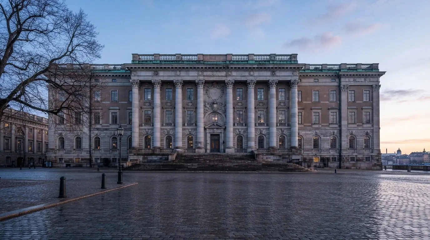 Stenfasad på en statlig byggnad i Stockholm vid gryning, höga pelare och ett tomt torg framför — 20 free spins casino i sverige
