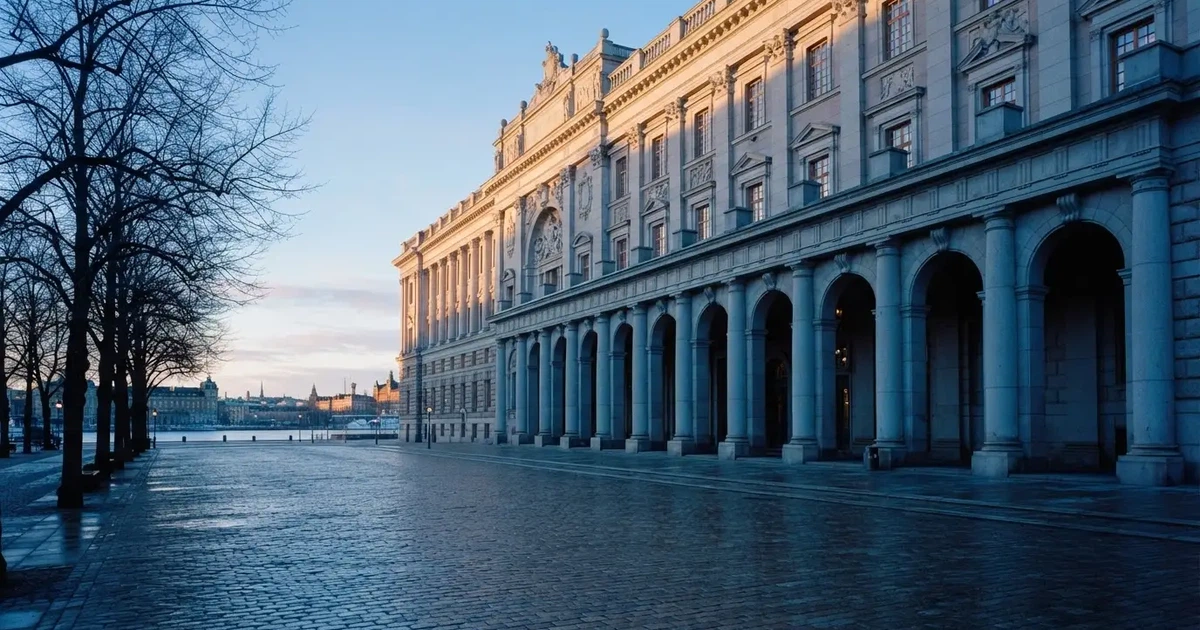 Stenfasad på en statlig byggnad i Stockholm vid gryning, höga pelare och ett tomt torg framför — kasinon utan licens i sverige